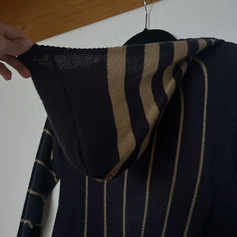 Indah Sweater - Picture 8 of 8